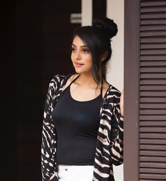 Smruthi venkat hot and cute photos kollywood cinema viral