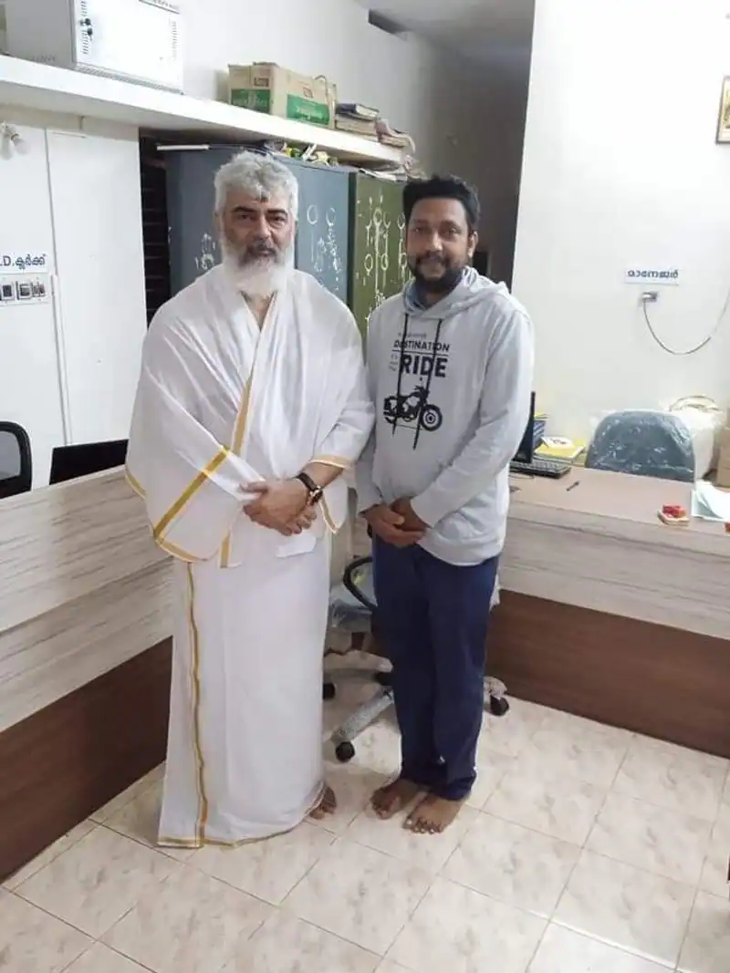 Ajith kumar visits guruvayur temple photos getting viral