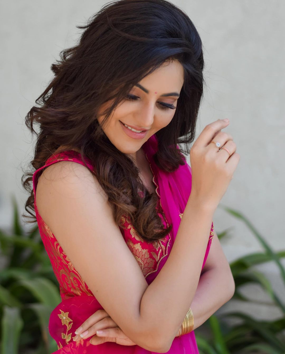 Athulya ravi hot posing in pink traditional half saree getting viral