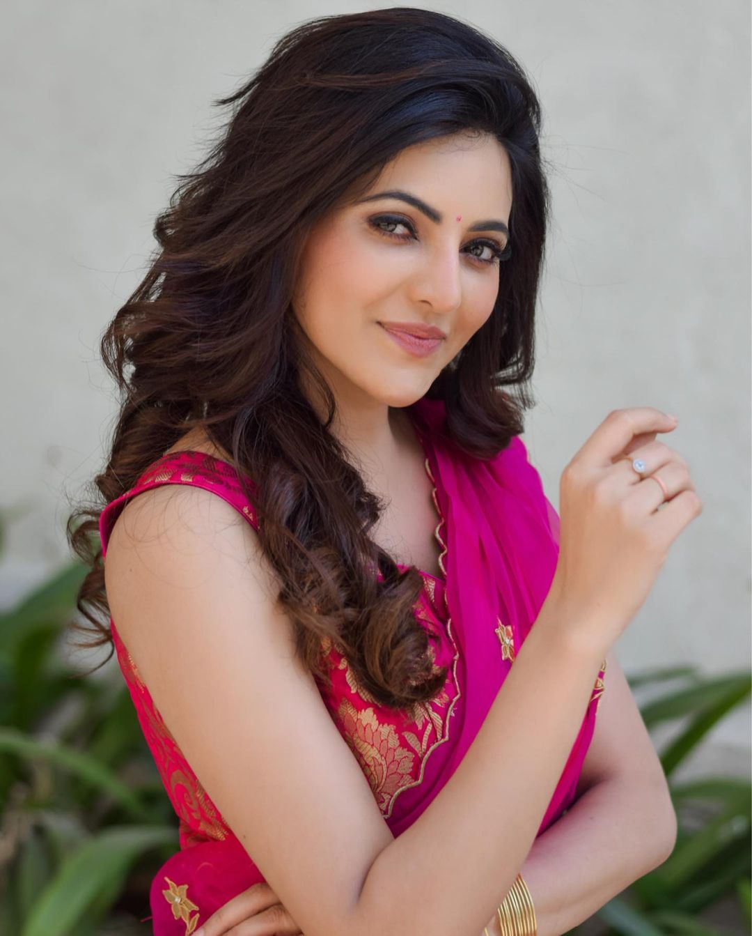 Athulya ravi hot posing in pink traditional half saree getting viral