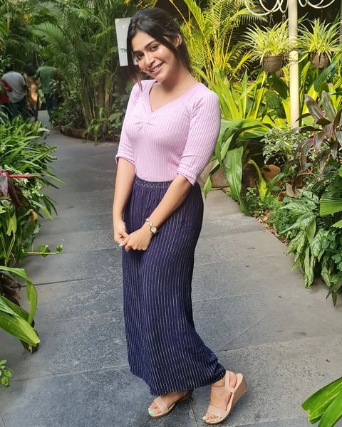 Dharsha gupta hot modern and stylish photos getting viral on net