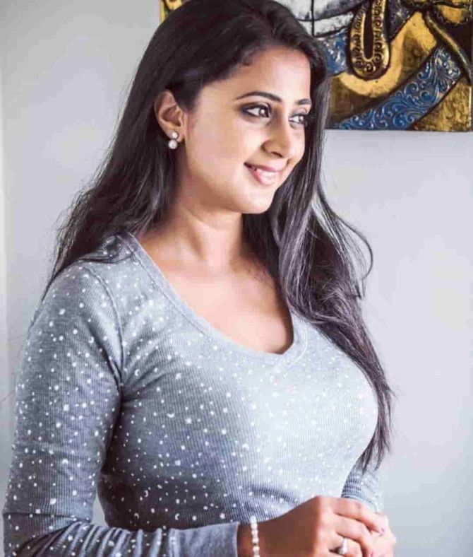 Kaniha hot posing on bed getting likes and shares viral