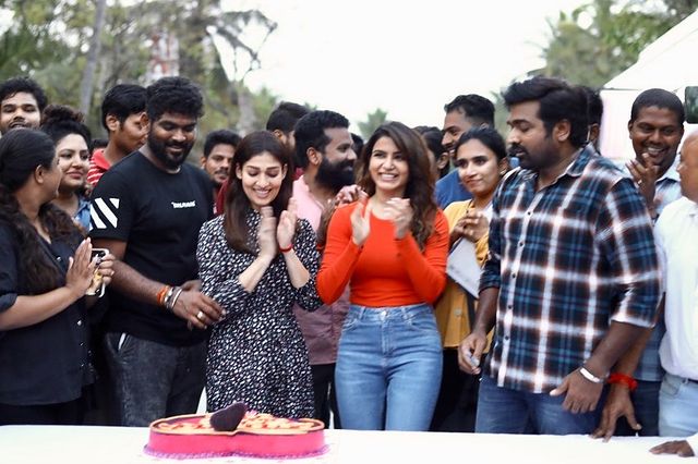 Kaathuvaakula rendu kadhal shooting over cake cutting pictures