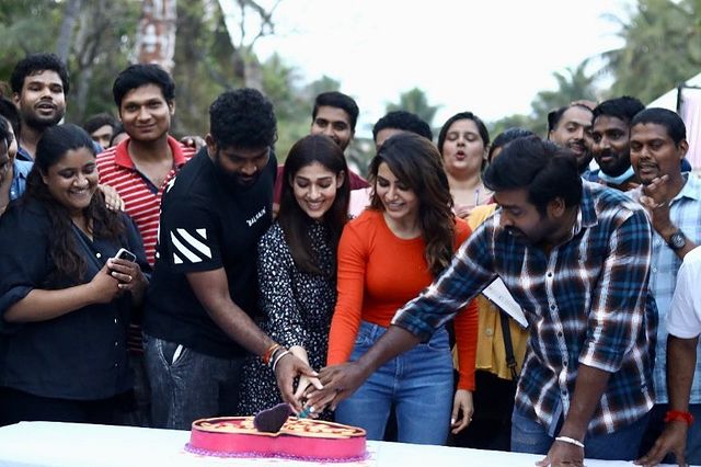 Kaathuvaakula rendu kadhal shooting over cake cutting pictures