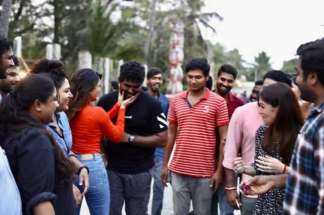 Kaathuvaakula rendu kadhal shooting over cake cutting pictures