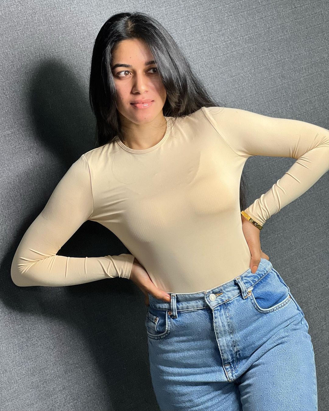 Mirnalini ravi hot tight t shirt photos trending