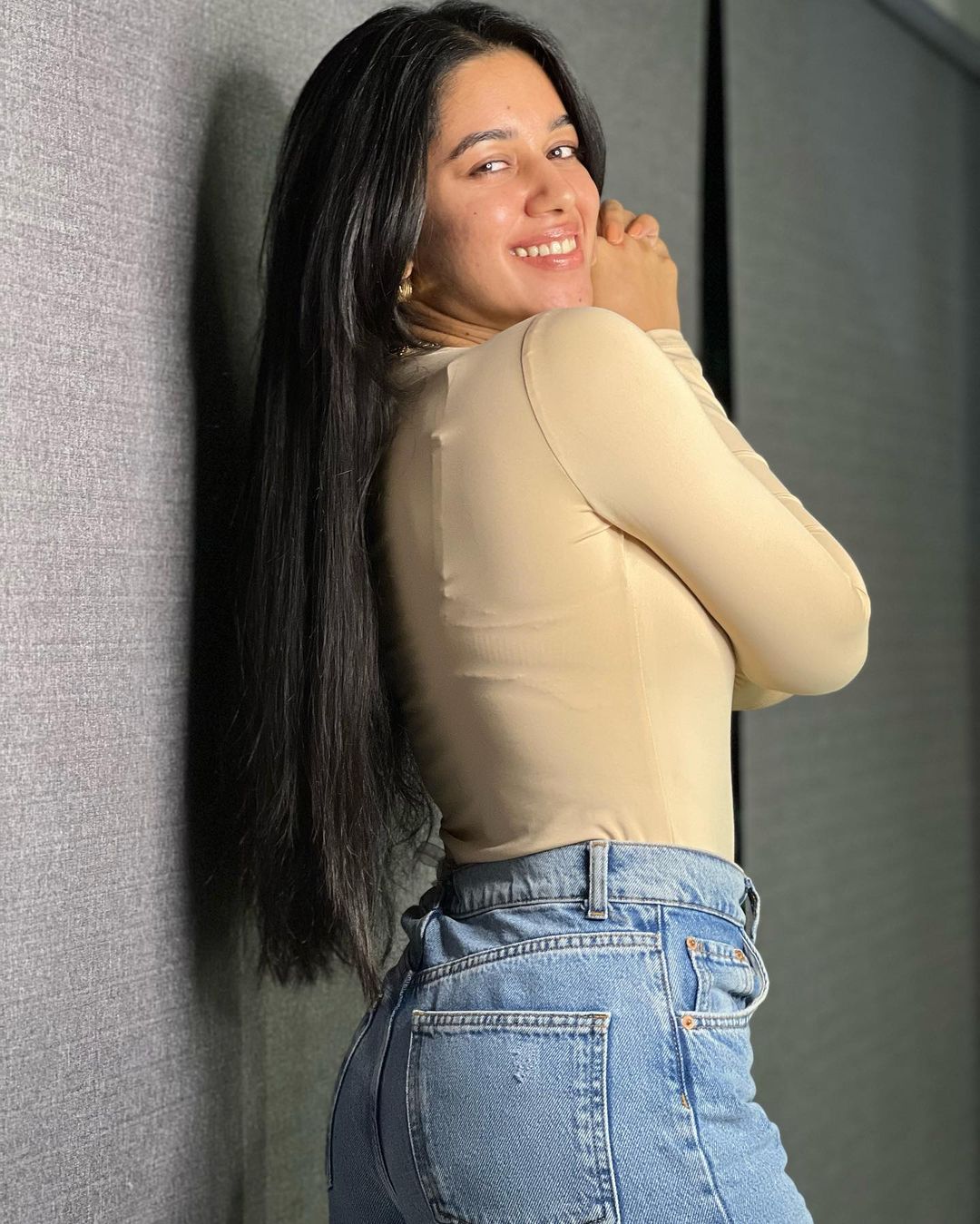 Mirnalini ravi hot tight t shirt photos trending