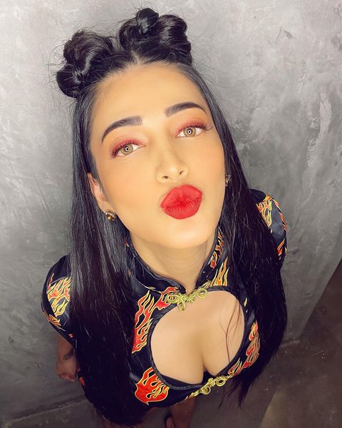 Shruthi haasan celebrating her lover birthday video viral