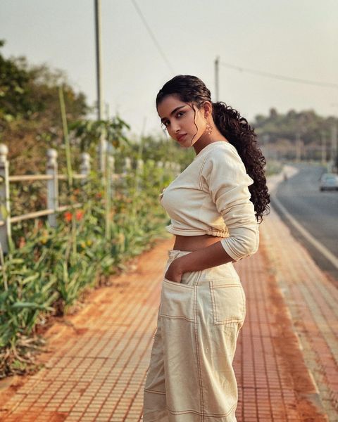 Anupama parameswaran hot casual clicks in top and pant tamil cinema actress