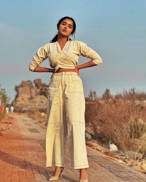 Anupama parameswaran hot casual clicks in top and pant tamil cinema actress