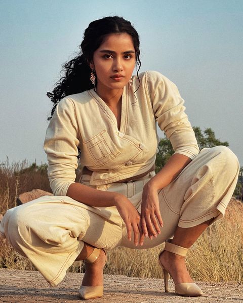 Anupama parameswaran hot casual clicks in top and pant tamil cinema actress