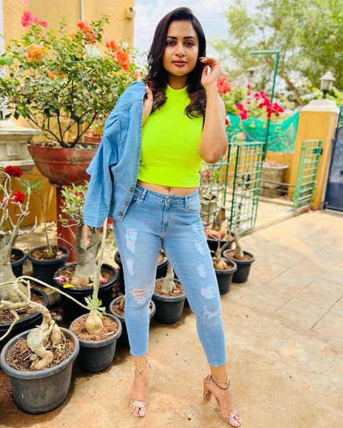 Serial actress janani ashok kumar hot navel show in tight modern jean and crop top