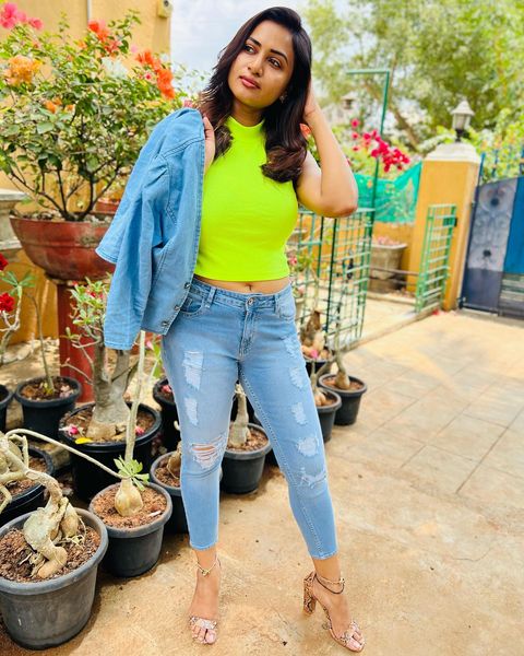 Serial actress janani ashok kumar hot navel show in tight modern jean and crop top