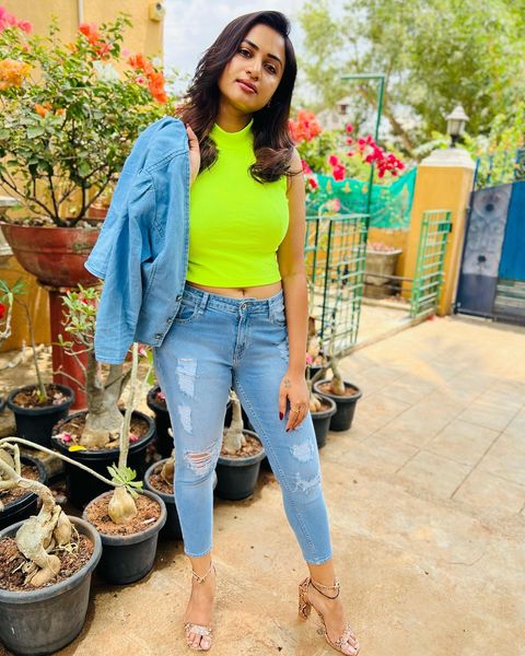 Serial actress janani ashok kumar hot navel show in tight modern jean and crop top