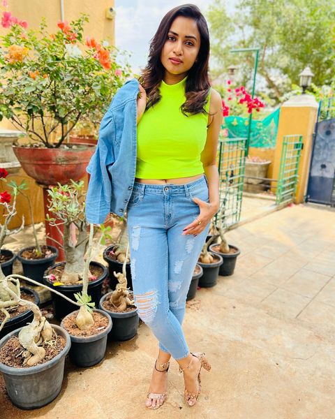 Serial actress janani ashok kumar hot navel show in tight modern jean and crop top