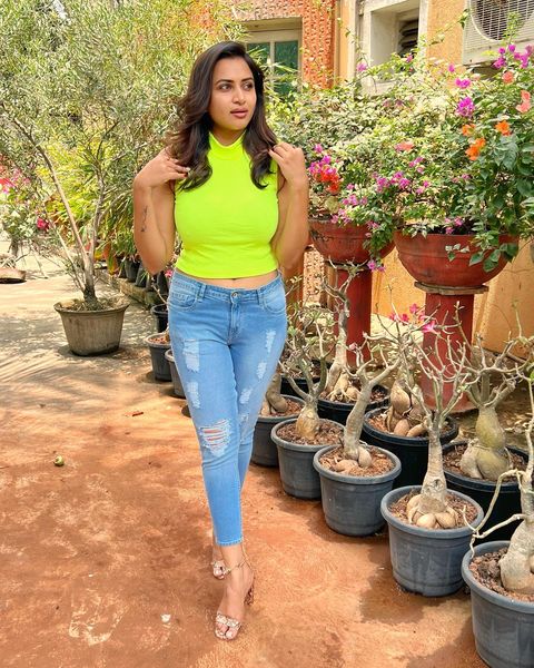 Serial actress janani ashok kumar hot navel show in tight modern jean and crop top