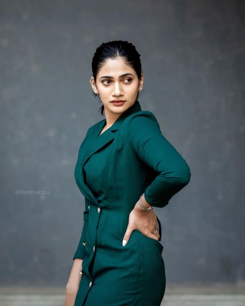 Losliya hot photos in single green shirt photoshoot trending