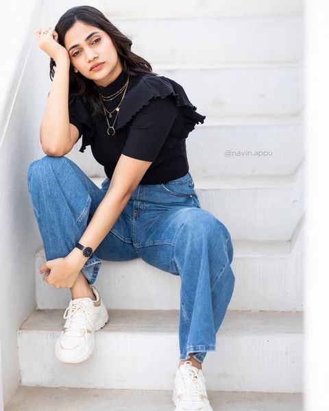 Losliya hot photos in tight modern dress recent pics