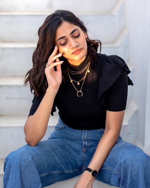 Losliya hot photos in tight modern dress recent pics