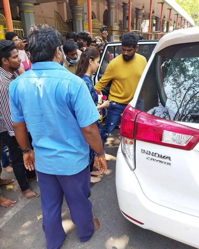 Vignesh shivan and nayanthara spotted in chennai mylapore temple