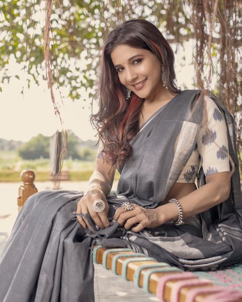 Sakshi agarwal hot saree photoshoot trending on social media