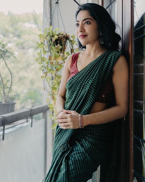 Vj ramya hot sleeveless blouse and glamour saree photos