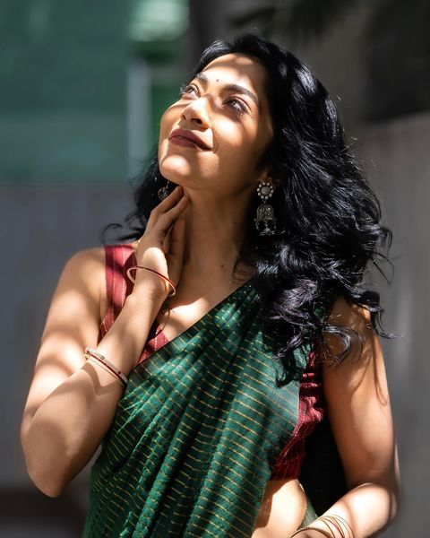 Vj ramya hot sleeveless blouse and glamour saree photos