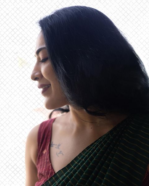 Vj ramya hot sleeveless blouse and glamour saree photos