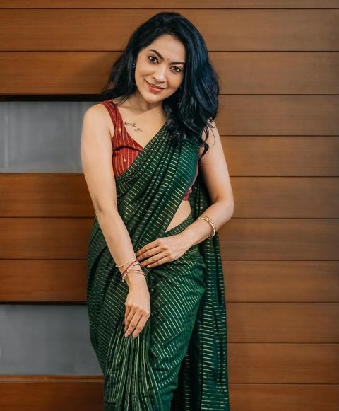 Vj ramya hot sleeveless blouse and glamour saree photos