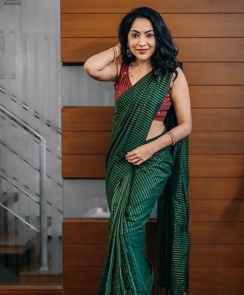 Vj ramya hot sleeveless blouse and glamour saree photos