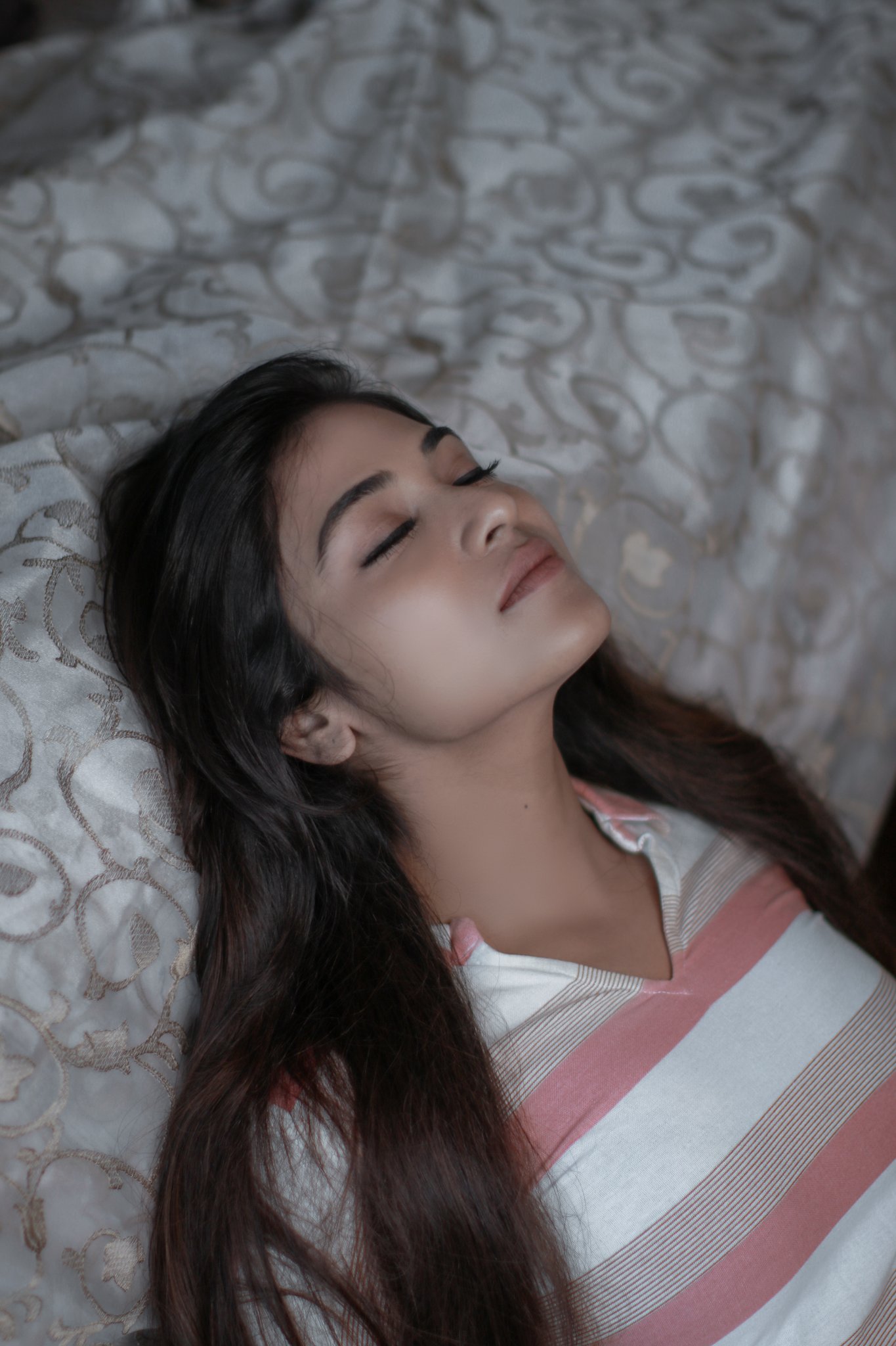 Indhuja ravichandran hot expressions and posing in modern dress in bedroom