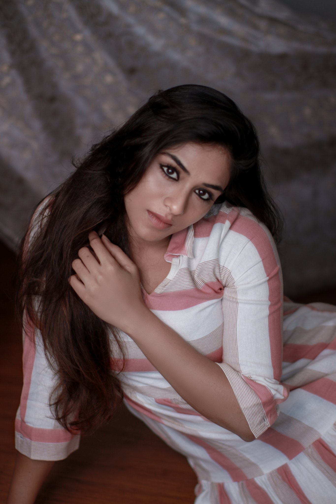 Indhuja ravichandran hot expressions and posing in modern dress in bedroom