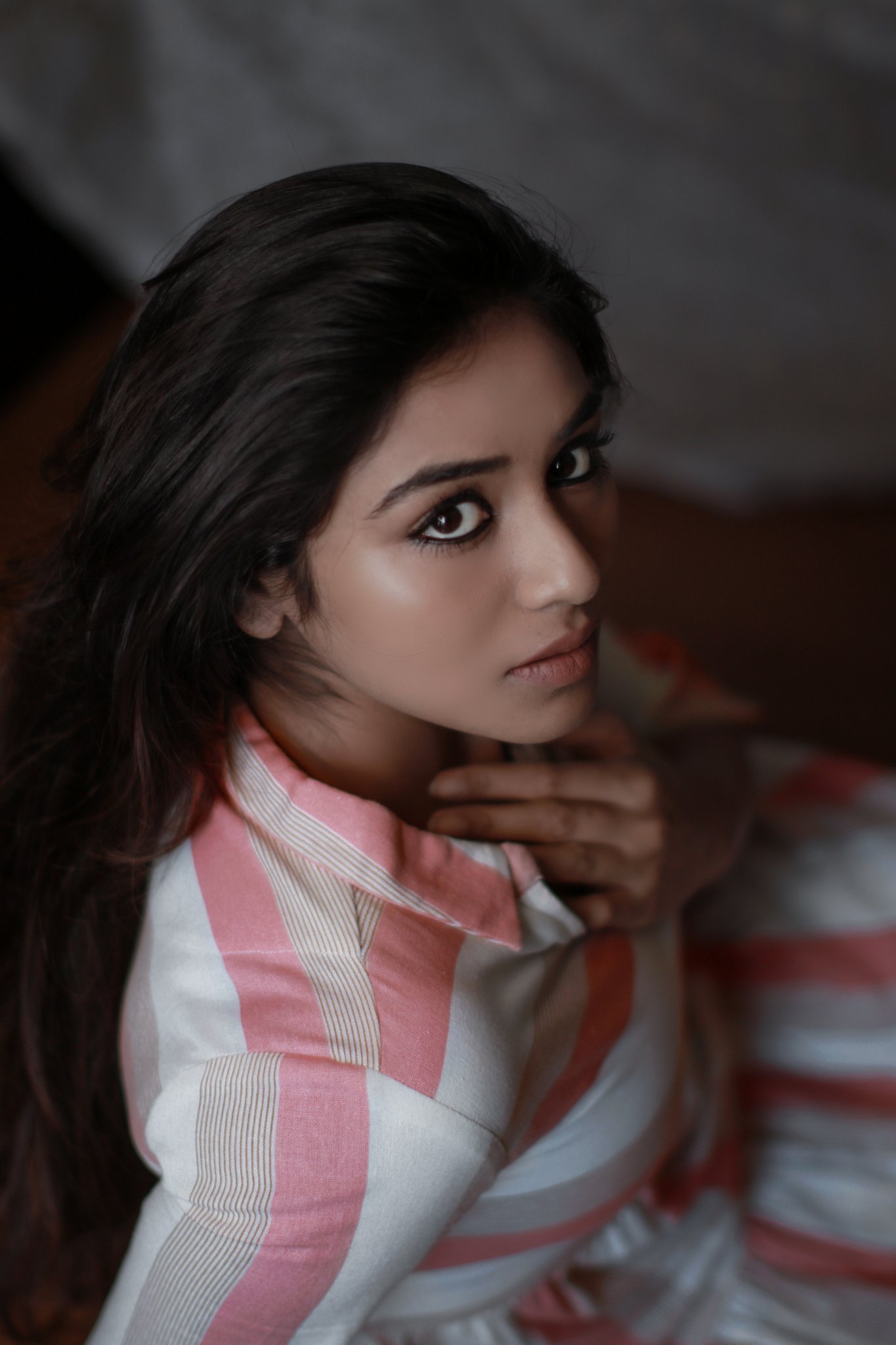 Indhuja ravichandran hot expressions and posing in modern dress in bedroom