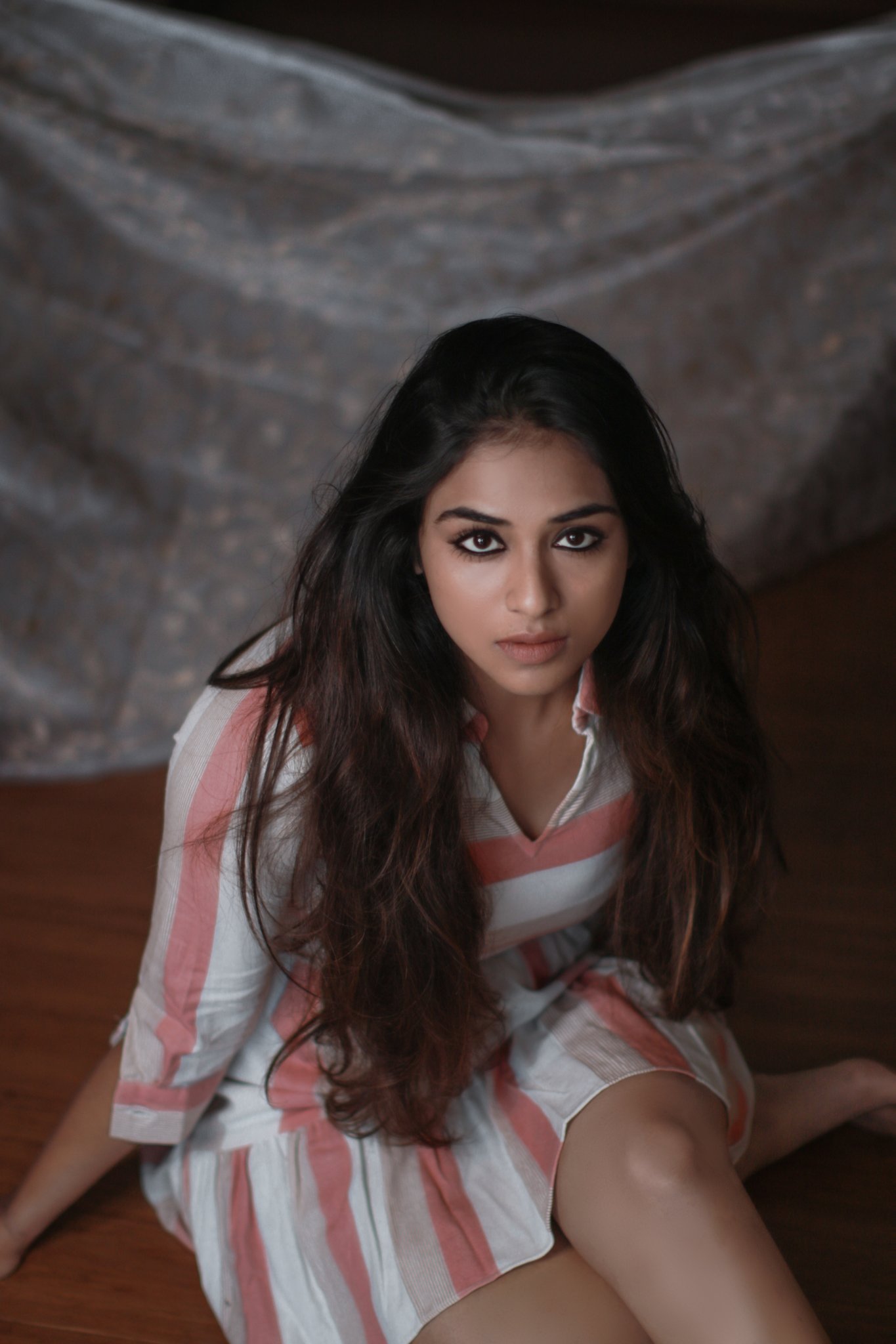 Indhuja ravichandran hot expressions and posing in modern dress in bedroom