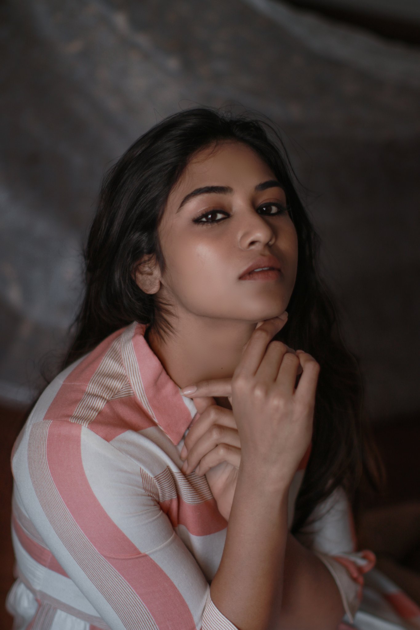 Indhuja ravichandran hot expressions and posing in modern dress in bedroom