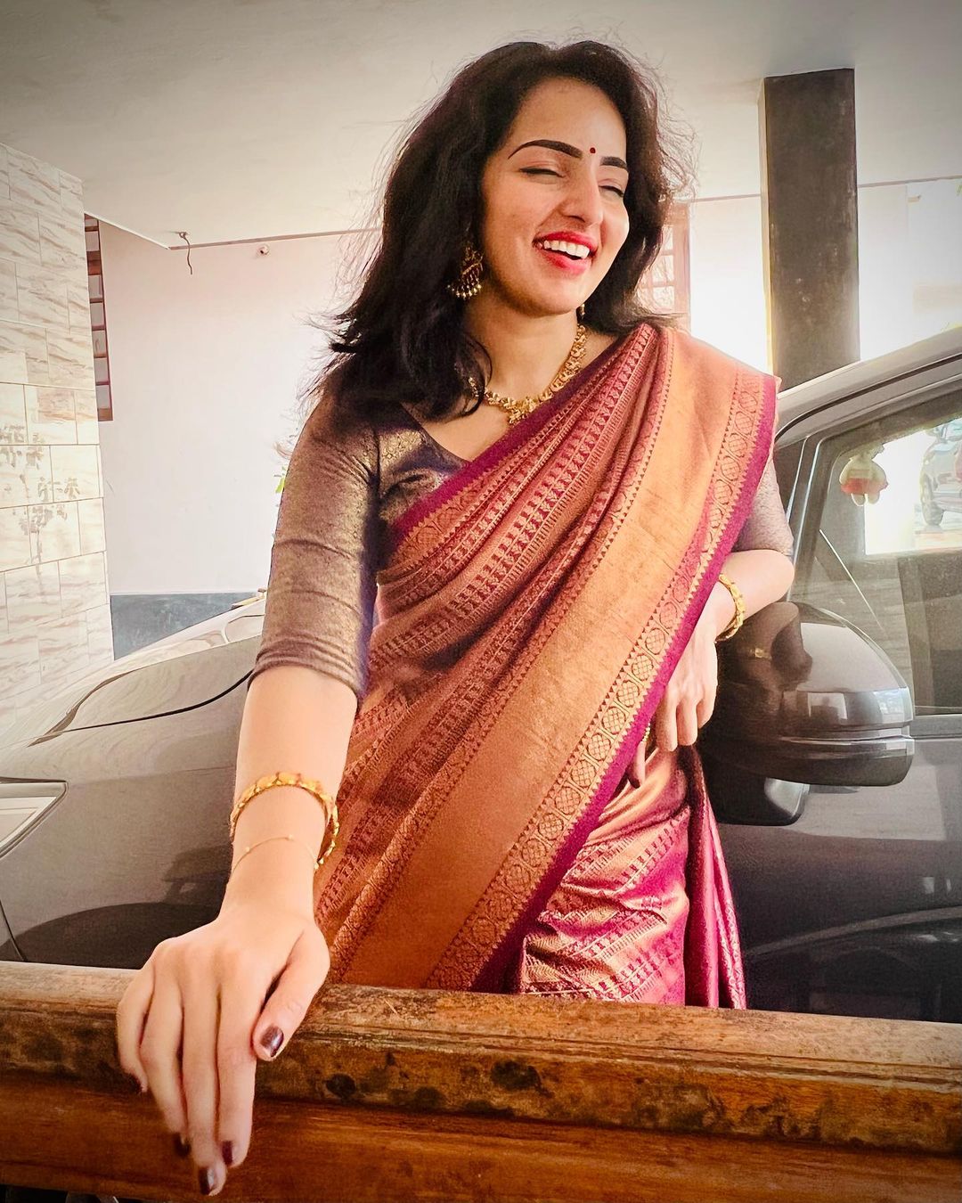 Malavika menon hot saree traditional look beautiful pics viral