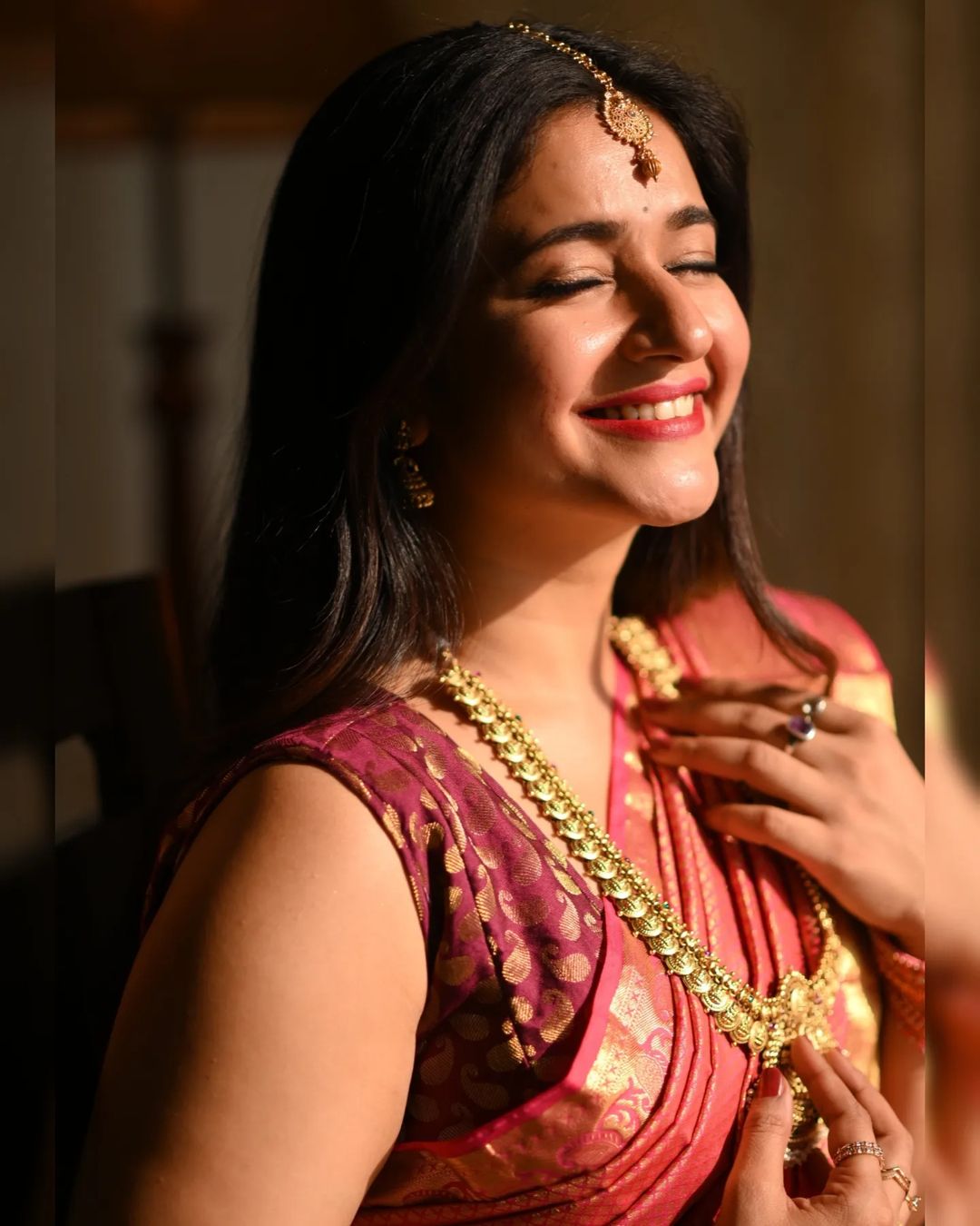 Poonam bajwa hot traditional outlook in saree and jewels