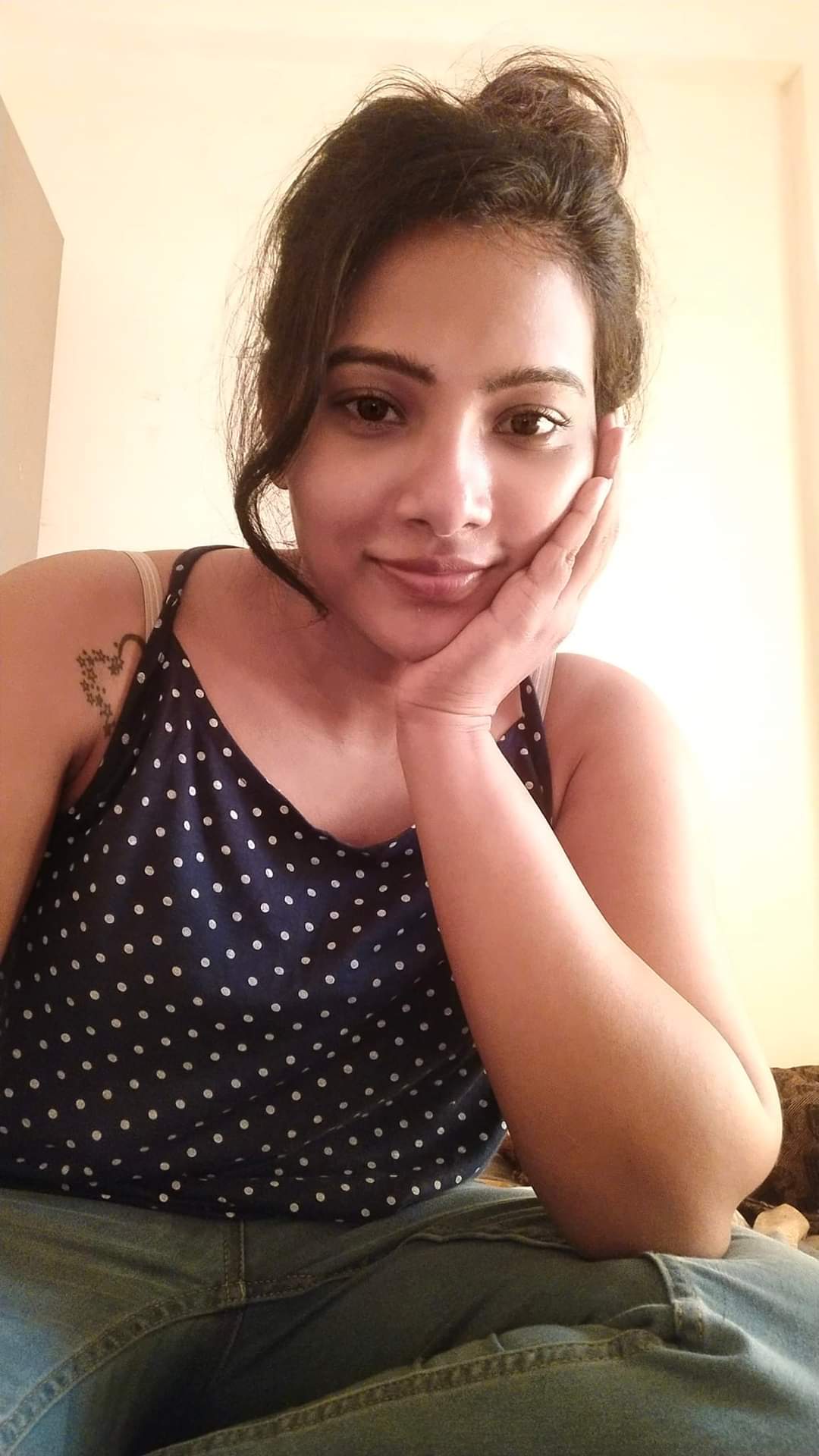 Divya duraisamy latest selfie photo in glamour top and casual look
