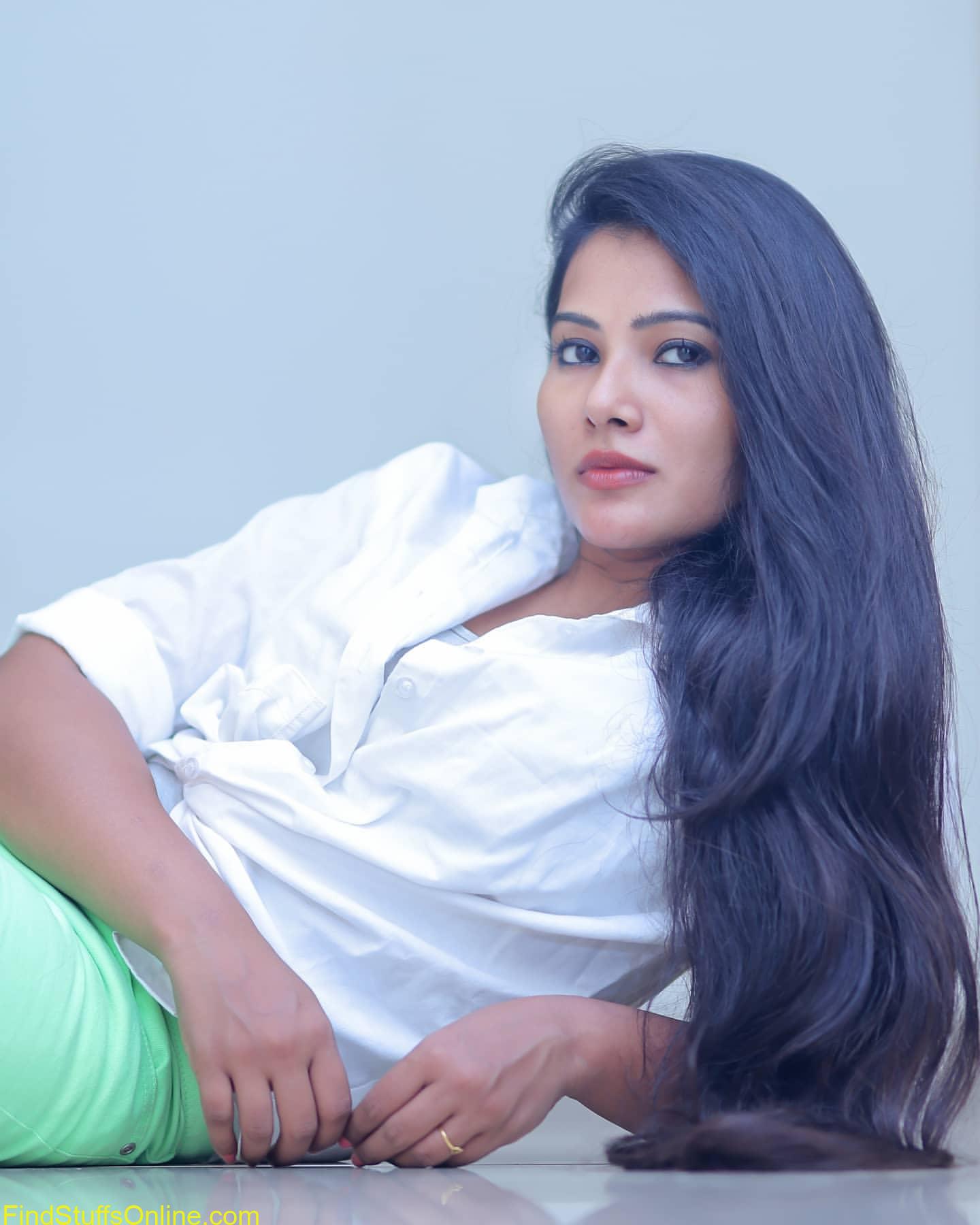Divya duraisamy latest selfie photo in glamour top and casual look