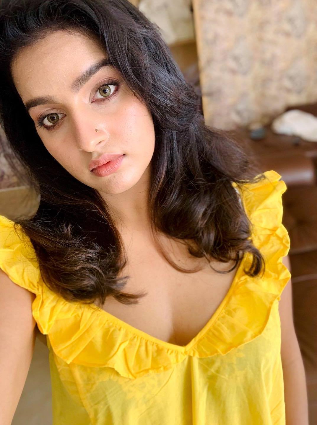 Malavika menon hot yellow transparent nighty photos and video