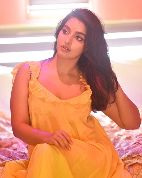 Malavika menon hot yellow transparent nighty photos and video