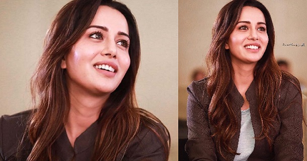 Raiza wilson hot posing in tight fit showing shape and structure pink dress