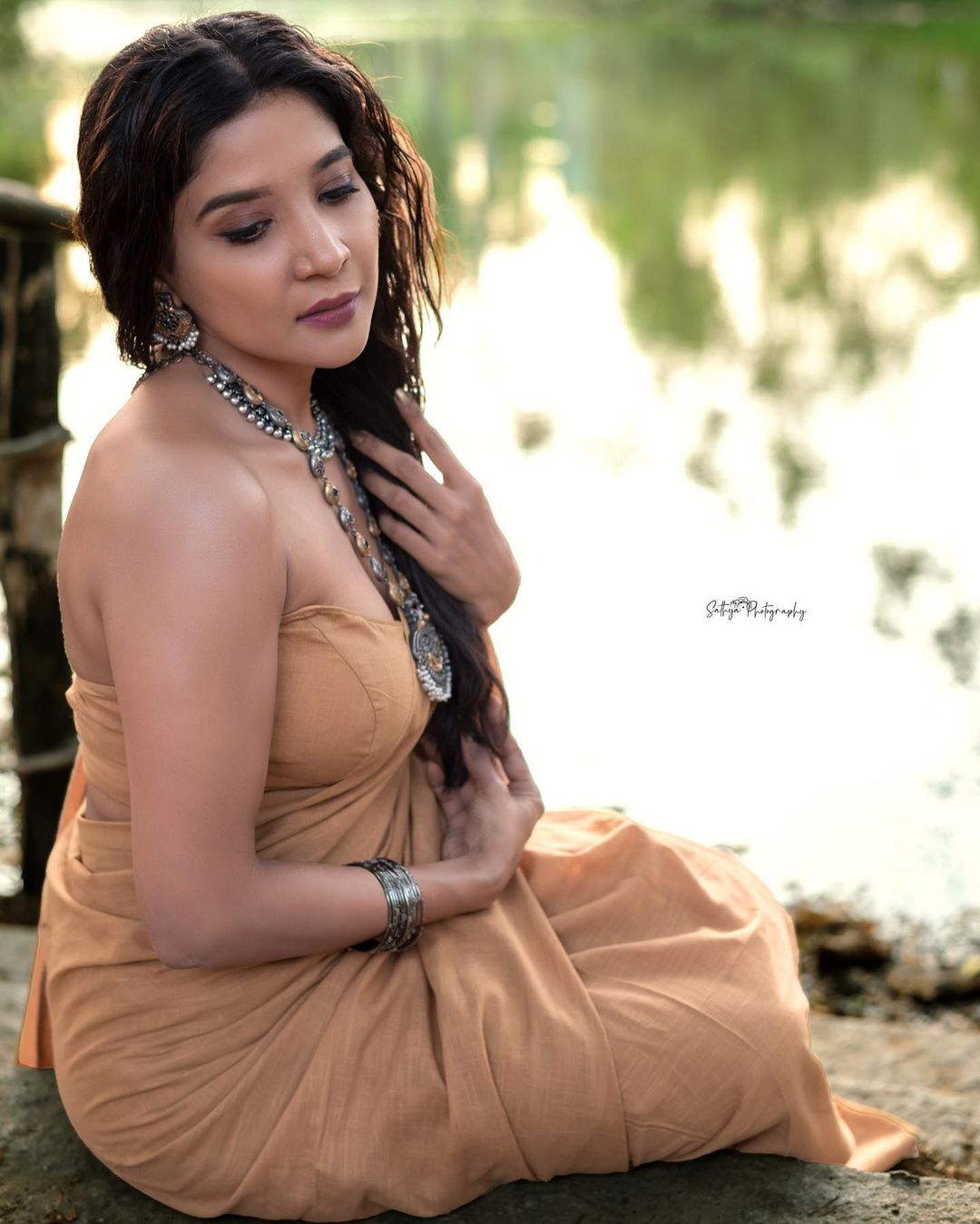 Sakshi agarwal hot show in sandal colour sleeveless blouse and saree
