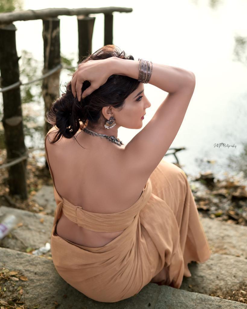 Sakshi agarwal hot show in sandal colour sleeveless blouse and saree