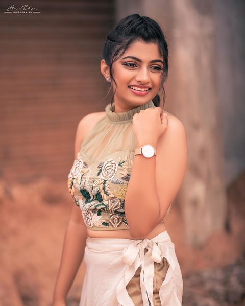 vj archana hot photos posing in hot velvet white dress