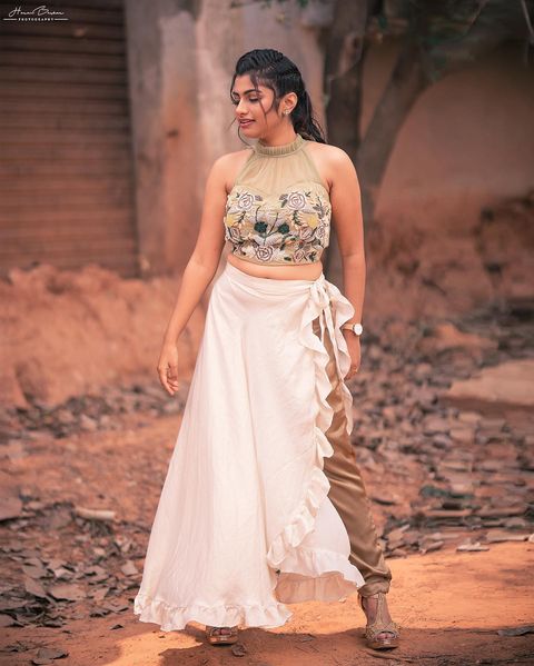 Vj archana hot posing in black velvet mini dress