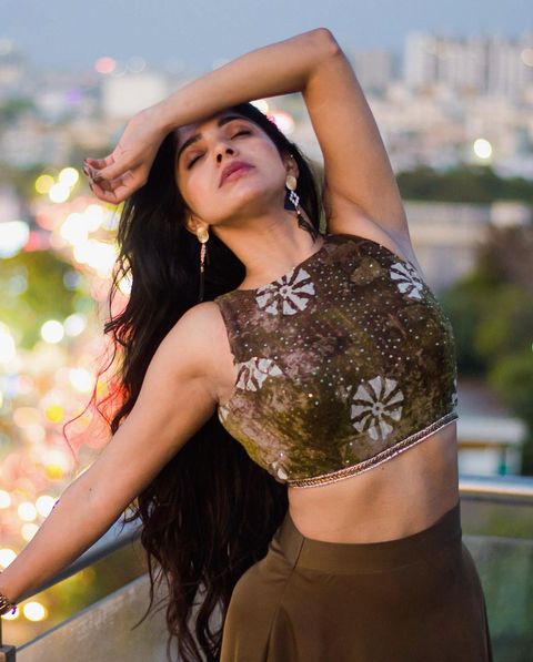 Divyabharathi hot photoshoot in crop top sleeveless in terrace