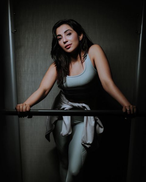 Parvati nair hot show post gym workout in gym dress