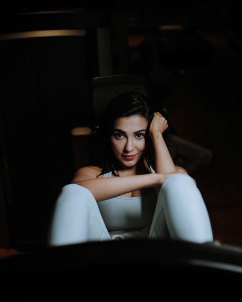 Parvati nair hot show post gym workout in gym dress