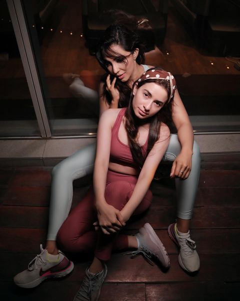 Parvati nair hot show post gym workout in gym dress